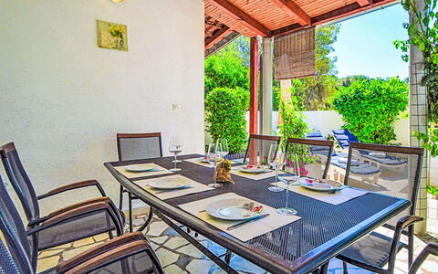 Brodarica 150: Zuhause, Tür, Hütte, Garten, Stuhl, Gartenmöbel, Hinterhof, Tisch Im Freien, Zimmerpflanze, Markise