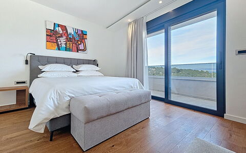 Aloa i: Bett, Möbel, Schlafzimmer, Interior Design, Fussboden, Flooring, Bettdecke, Bedding, Zimmer, Linens