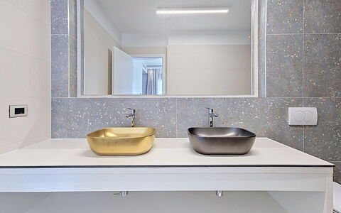 Aloa i: Wand, Interior Design, Armatur, Bad Sink, Sinken, Spiegel, Zapfhahn, Badezimmer, Flooring, Light Fixture