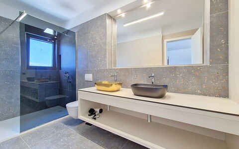 Aloa Ii: Armatur, Flooring, Bad Sink, Interior Design, Badezimmer, Sinken, Light Fixture, Spiegel, Countertop, Fussboden