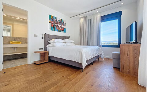 Aloa Iii: Bett, Möbel, Flooring, Schlafzimmer, Holz, Fussboden, Interior Design, Holzboden, Decke, Bettdecke