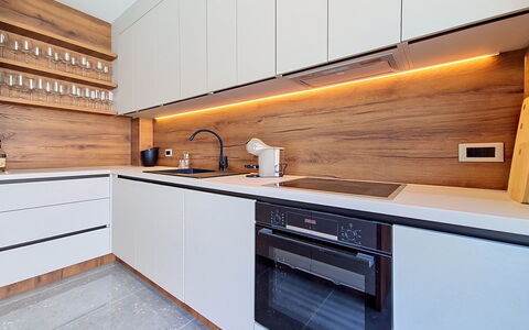 Aloa Iii: Countertop, Küche, Flooring, Cabinetry, Holz, Küchengerät, Interior Design, Fussboden, Haushaltsgerät, Major Appliance