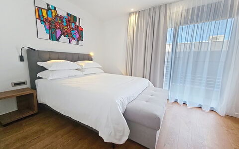 Aloa Iv: Möbel, Interior Design, Bett, Flooring, Fussboden, Schlafzimmer, Holz, Bedding, Bettdecke, Zimmer