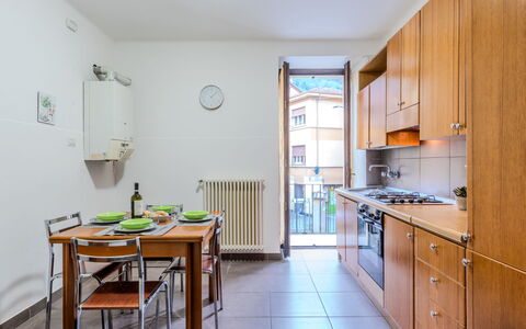 Cozy Holiday Home: Zuhause, Tür, Hütte, Garten, Stuhl, Gartenmöbel, Hinterhof, Tisch Im Freien, Zimmerpflanze, Markise