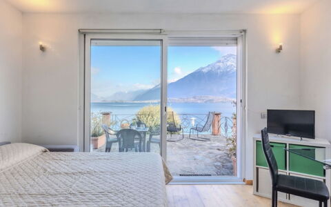 La Terrazza sul Lago: Zuhause, Tür, Hütte, Garten, Stuhl, Gartenmöbel, Hinterhof, Tisch Im Freien, Zimmerpflanze, Markise