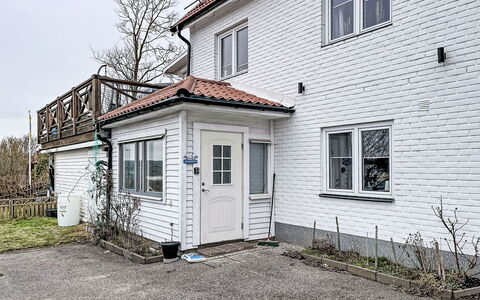 Stadsro: Zuhause, Tür, Hütte, Garten, Stuhl, Gartenmöbel, Hinterhof, Tisch Im Freien, Zimmerpflanze, Markise