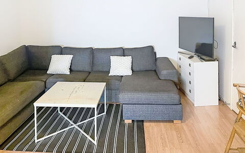 Stadsro: Zuhause, Tür, Hütte, Garten, Stuhl, Gartenmöbel, Hinterhof, Tisch Im Freien, Zimmerpflanze, Markise