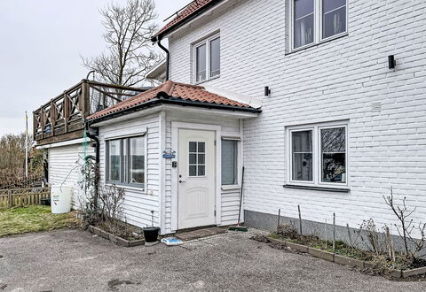 Stadsro: Zuhause, Tür, Hütte, Garten, Stuhl, Gartenmöbel, Hinterhof, Tisch Im Freien, Zimmerpflanze, Markise