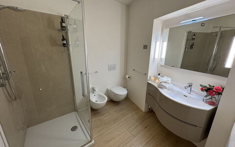 Casa Elena 13: Flooring, Armatur, Badezimmer, Fussboden, Interior Design, Bad Sink, Sinken, Installation, Zapfhahn, Zimmer