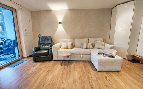 Alpennest: Holzboden, Flooring, Fussboden, Interior Design, Möbel, Laminatboden, Holz, Couch, Wohnzimmer, Zimmer