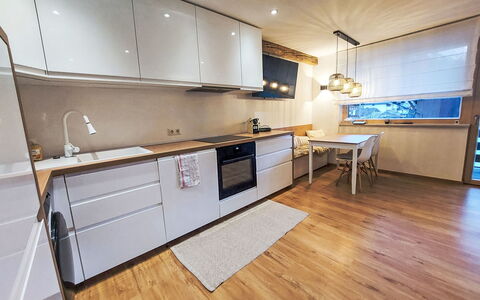 Alpennest: Countertop, Küche, Flooring, Interior Design, Möbel, Holz, Küchengerät, Fussboden, Cabinetry, Holzboden