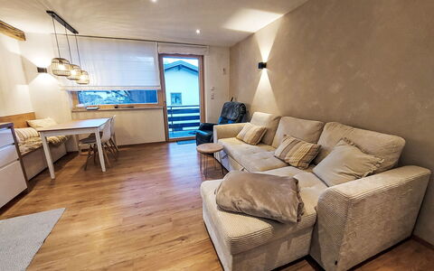 Alpennest: Möbel, Interior Design, Flooring, Fussboden, Couch, Wand, Zimmer, Holz, Decke, Wohnzimmer