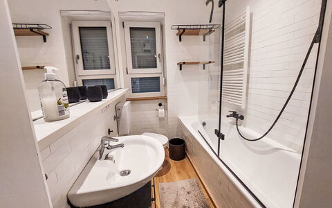 Alpennest: Badezimmer, Armatur, Flooring, Fussboden, Interior Design, Bad Sink, Zapfhahn, Sinken, Toilette, Installation
