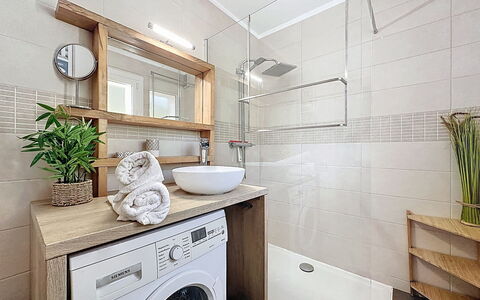 Les Dunes: Interior Design, Flooring, Armatur, Badezimmer, Badezimmerschrank, Fussboden, Waschmaschine, Wäschekammer, Sinken, Zapfhahn