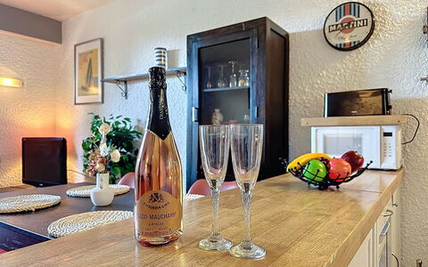Les Dunes: Flasche, Möbel, Interior Design, Drinkware, Glasflasche, Weinflasche, Barware, Wein