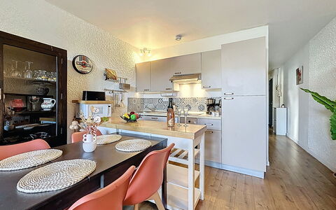 Les Dunes: Möbel, Küche, Interior Design, Countertop, Flooring, Küchengerät, Cabinetry, Major Appliance, Holz, Fussboden