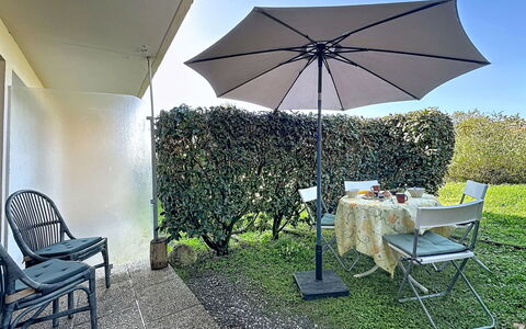 Les Dunes: Möbel, Gartenmöbel, Stuhl, Regenschirm, Tisch Im Freien, Schatten, Garten, Landscaping, Rasen, Garten