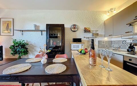 Les Dunes: Möbel, Interior Design, Küche, Countertop, Wand, Light Fixture, Küchengerät, Flooring, Holz, Decke