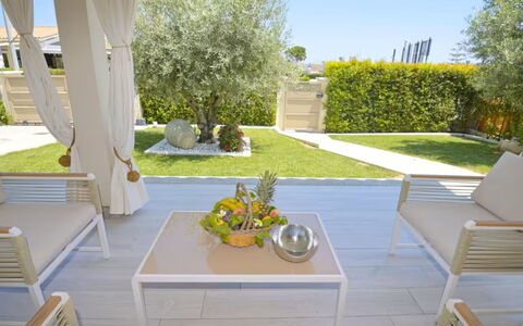 Villa Rei M&M: Wohnung, Resort, Balkon, Hotel, Schwimmbad, Ferienort, Strand