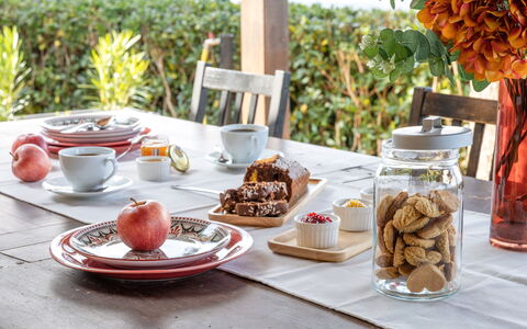 Casale Dolcemare: Essen, Geschirr, Servierware, Zutat, Tabelle, Dishware, Drinkware, Möbel, Teller, Obst