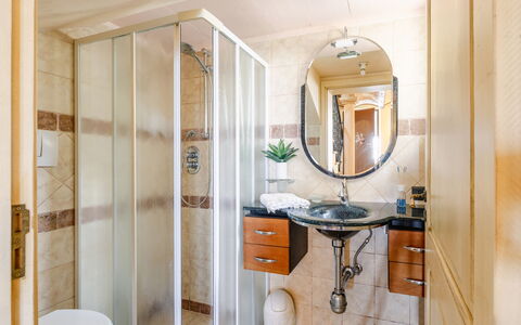 Casale Dolcemare: Interior Design, Flooring, Fussboden, Spiegel, Möbel, Armatur, Beleuchtung, Zimmer, Bad Sink, Badezimmer