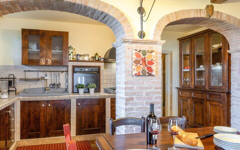 Casale Dolcemare: Möbel, Interior Design, Flooring, Küche, Holz, Cabinetry, Decke, Countertop, Stuhl, Küche & Esszimmer Tisch