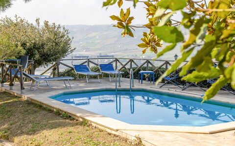 Casale Dolcemare: Blau, Schwimmbad, Gartenmöbel, Resort, Stuhl, Schatten, Eco Hotel, Landscaping, Sonnenliege, Outdoor Struktur