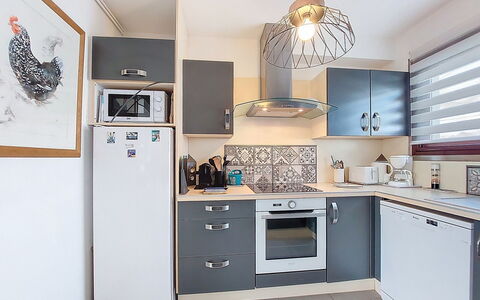 Juliette: Küchengerät, Küche, Countertop, Möbel, Cabinetry, Major Appliance, Interior Design, Haushaltsgerät, Holz, Light Fixture