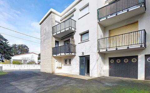 Juliette: Wohngebiet, Wohnung, Balkon, Tür, Eigentumswohnung, Beton, Tor, Auffahrt, Gips