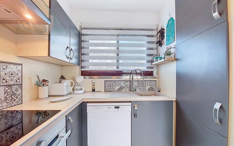 Juliette: Küche, Countertop, Küchengerät, Major Appliance, Interior Design, Cabinetry, Holz, Möbel, Armatur, Flooring