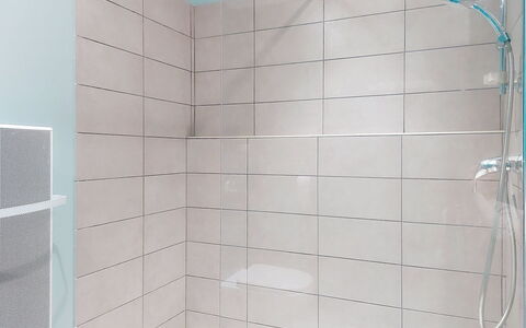 U Centru: Weiss, Badezimmer, Armatur, Flooring, Fussboden, Dusche, Fliese, Installation, Duschkopf