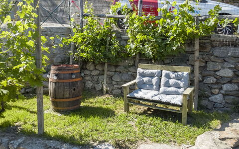 Valtellina 645: Blumentopf, Garten, Gartenmöbel, Steinwand, Schatten, Zimmerpflanze, Hinterhof, Flagstone, Landscaping