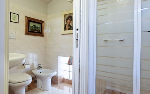 Isola: Flooring, Fussboden, Armatur, Interior Design, Tür, Badezimmer, Zimmer, Installation, Toilette, Fliese