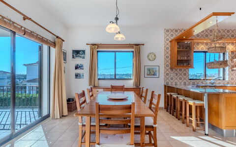 Ninho Do Mocho: Möbel, Tabelle, Stuhl, Küche & Esszimmer Tisch, Fussboden, Flooring, Interior Design, Zuhause, Decke, Esszimmer