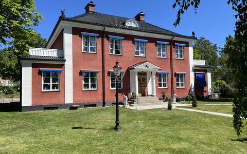 Herrgården: Gebäude, Fenster, Haus, Zuhause, Dach, Wohngebiet, Tür, Hütte, Estate, Garten