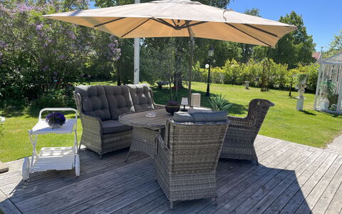 Herrgården: Regenschirm, Möbel, Gartenmöbel, Tisch Im Freien, Stuhl, Schatten, Garten, Deck, Terrasse, Hartholz