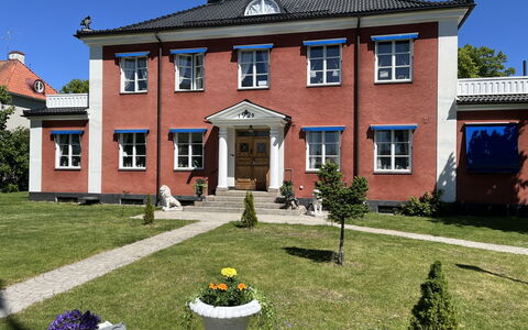 Herrgården: Gebäude, Fenster, Haus, Zuhause, Dach, Tür, Fassade, Wohngebiet, Hütte, Estate