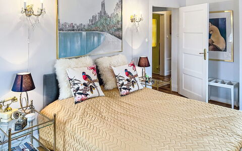Herrgården: Möbel, Interior Design, Bett, Schlafzimmer, Wand, Fussboden, Bedding, Flooring, Bettdecke, Zimmer