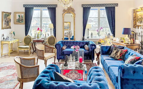 Herrgården: Möbel, Interior Design, Couch, Wohnzimmer, Flooring, Beleuchtung, Textil, Fussboden, Decke, Zimmer