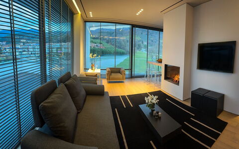 Villa Bilor Luxe: Möbel, Interior Design, Flooring, Couch, Fussboden, Wohnzimmer, Beleuchtung, Zuhause, Decke, Wohnung