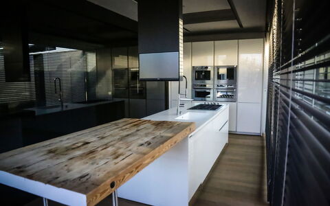 Villa Bilor Luxe: Interior Design, Flooring, Möbel, Küche, Countertop, Holz, Fussboden, Decke, Cabinetry, Beleuchtung
