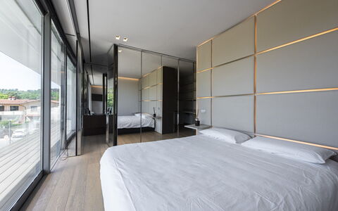 Villa Bilor Luxe: Interior Design, Fussboden, Flooring, Bett, Schlafzimmer, Wohnung, Glas, Bettrahmen, Daylighting, Bedding
