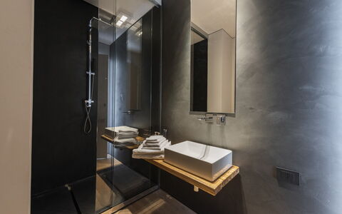 Villa Bilor Luxe: Flooring, Interior Design, Fussboden, Decke, Beleuchtung, Armatur, Installation, Light Fixture, Badezimmer, Glas