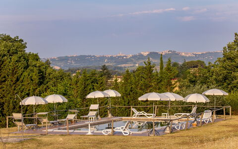 Il Giuncheto, Pool, Amazing View, Umbrian Countrys: Gartenmöbel, Schwimmbad, Sonnenliege, Regenschirm, Resort, Schatten, Landscaping, Eco Hotel, Park, Ferienort