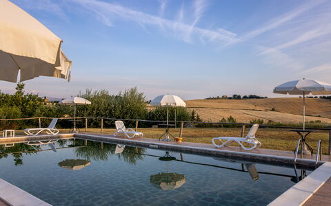 Il Giuncheto Apartments, Pool, Umbrian Countryside: Schwimmbad, Gartenmöbel, Sonnenliege, Regenschirm