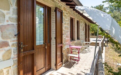 Il Giuncheto Apartments, Pool, Umbrian Countryside: Holz, Tür, Home Door, Hütte, Veranda, Hartholz, Holzbeize, Schatten, Blumentopf, Garten