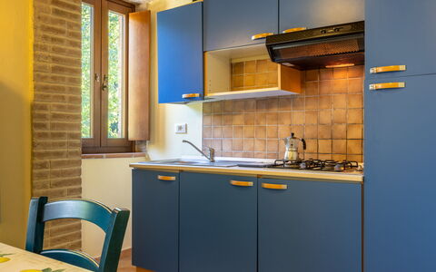 Il Giuncheto Apartments, Pool, Umbrian Countryside: Wohnung, Küche, Major Appliance, Holzbeize, Haushaltsgerät, Küchengerät, Cabinetry, Zimmerpflanze, Countertop