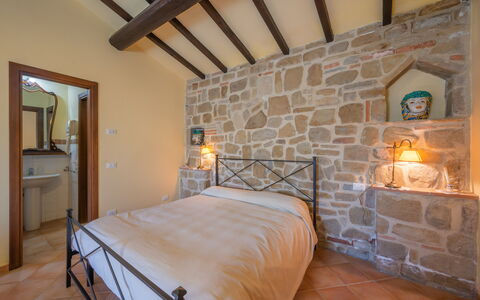 Il Giuncheto Apartments, Pool, Umbrian Countryside: Möbel, Interior Design, Wand, Flooring, Decke, Fussboden, Beleuchtung, Zimmer, Bett, Schlafzimmer