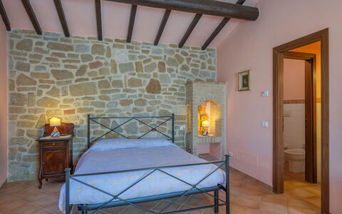 Il Giuncheto Apartments, Pool, Umbrian Countryside: Möbel, Interior Design, Flooring, Fussboden, Bett, Decke, Schlafzimmer, Zimmer, Zuhause, Bedding