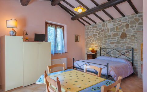 Il Giuncheto Apartments, Pool, Umbrian Countryside: Möbel, Interior Design, Schlafzimmer, Bett, Linens, Textil, Decke, Zimmer, Bettdecke, Zuhause